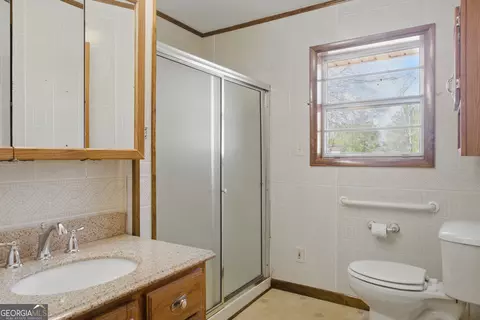 Bath - 44 County Farm Rd Ext, Toccoa, GA 30577 photo 1 of 1