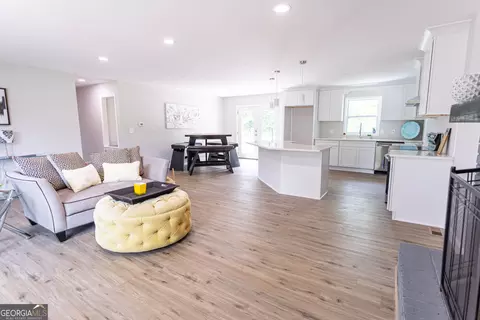 Living - 1073 We King Rd, Commerce, GA 30530 photo 4 of 4