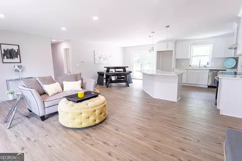 Living - 1073 We King Rd, Commerce, GA 30530 photo 3 of 4