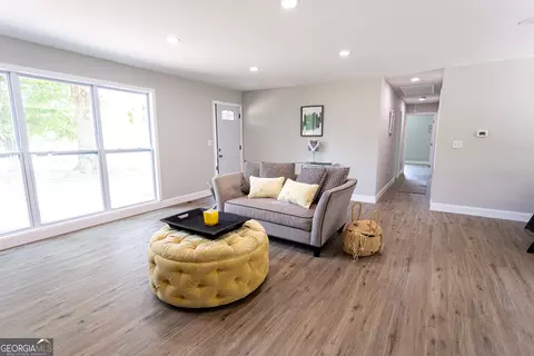 Living - 1073 We King Rd, Commerce, GA 30530 photo 2 of 4