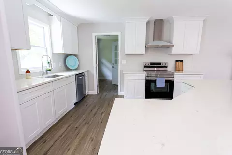 Kitchen - 1073 We King Rd, Commerce, GA 30530 photo 3 of 8