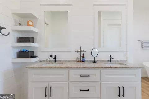 Bath - 150 Quail Run Cir, Adel, GA 31620 photo 1 of 6