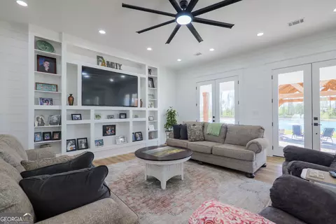 Living - 150 Quail Run Cir, Adel, GA 31620 photo 2 of 2