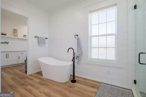 Bath - 150 Quail Run Cir, Adel, GA 31620 photo 2 of 6