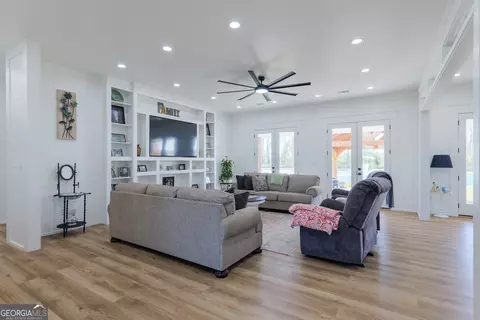 Living - 150 Quail Run Cir, Adel, GA 31620 photo 1 of 2