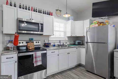 Kitchen - 150 Quail Run Cir, Adel, GA 31620 photo 6 of 8