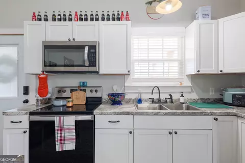 Kitchen - 150 Quail Run Cir, Adel, GA 31620 photo 7 of 8