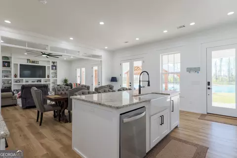 Kitchen - 150 Quail Run Cir, Adel, GA 31620 photo 5 of 8