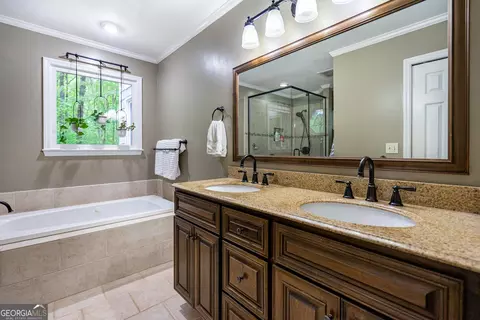 Bath - 121 Taylor Len Dr, Lagrange, GA 30240 photo 2 of 5