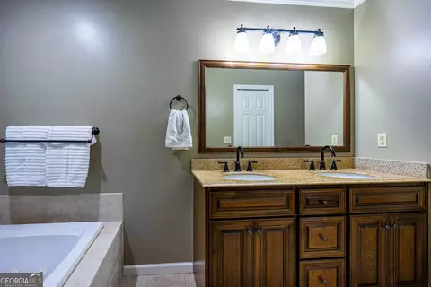 Bath - 121 Taylor Len Dr, Lagrange, GA 30240 photo 3 of 5