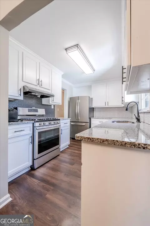 Kitchen - 500 Pinecrest Dr, Warner Robins, GA 31093 photo 5 of 9