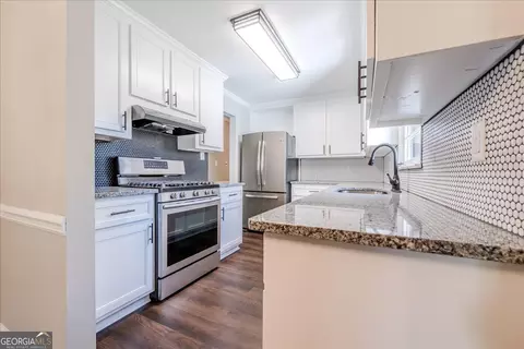 Kitchen - 500 Pinecrest Dr, Warner Robins, GA 31093 photo 6 of 9
