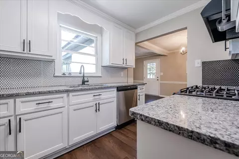 Kitchen - 500 Pinecrest Dr, Warner Robins, GA 31093 photo 4 of 9