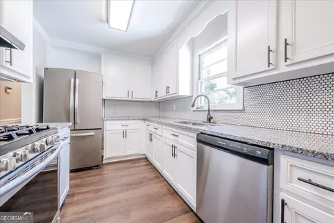 Kitchen - 500 Pinecrest Dr, Warner Robins, GA 31093 photo 2 of 9