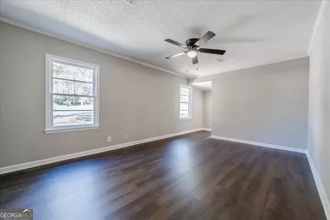 Living - 500 Pinecrest Dr, Warner Robins, GA 31093 photo 4 of 4
