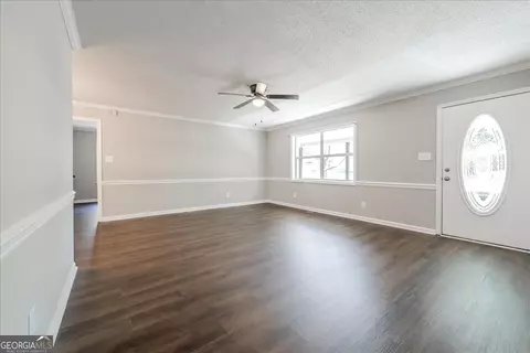 Living - 500 Pinecrest Dr, Warner Robins, GA 31093 photo 3 of 4