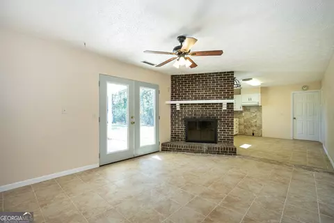 Living - 110 W Pyne Dr, Lagrange, GA 30240 photo 3 of 4