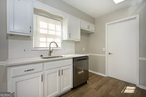 Kitchen - 218 Hearthstone Dr, Lagrange, GA 30241 photo 2 of 3