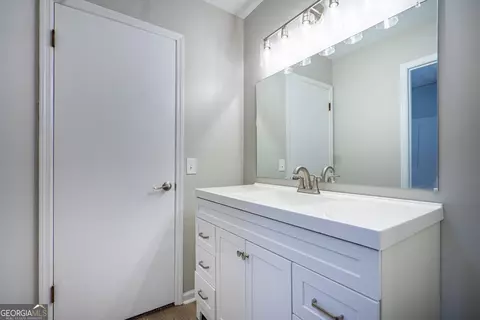Bath - 218 Hearthstone Dr, Lagrange, GA 30241 photo 2 of 3