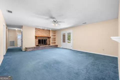 Living - 595 Davis Rd, Pembroke, GA 31321 photo 2 of 4