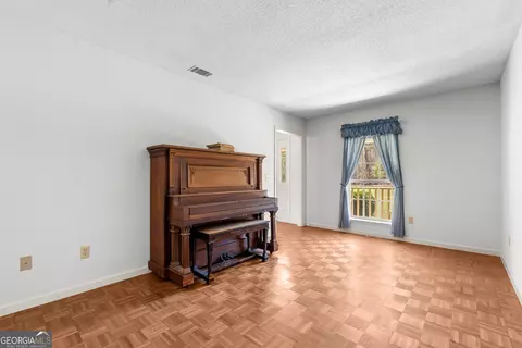 Living - 595 Davis Rd, Pembroke, GA 31321 photo 4 of 4