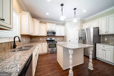 Kitchen - 106 Creek Pointe Dr, Lagrange, GA 30240 photo 3 of 4