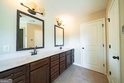Bath - 106 Creek Pointe Dr, Lagrange, GA 30240 photo 1 of 6