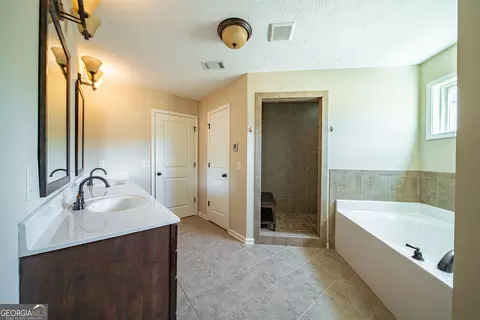 Bath - 106 Creek Pointe Dr, Lagrange, GA 30240 photo 5 of 6