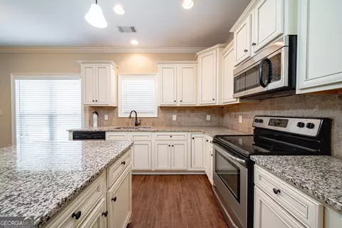 Kitchen - 106 Creek Pointe Dr, Lagrange, GA 30240 photo 2 of 4