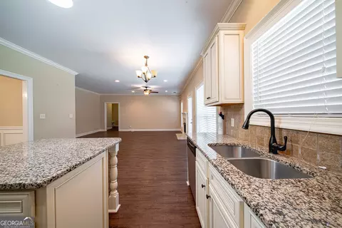 Kitchen - 106 Creek Pointe Dr, Lagrange, GA 30240 photo 4 of 4