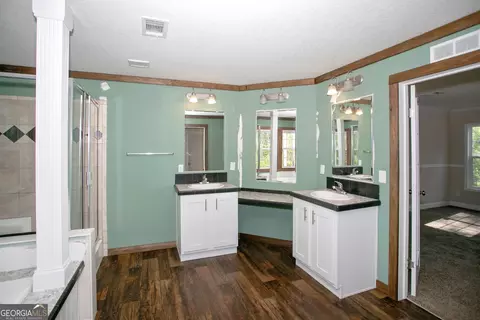 Bath - 37 Garr Rd, Jackson, GA 30233 photo 2 of 4