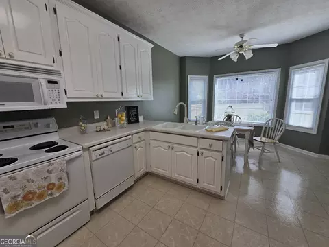 Kitchen - 248 Valley Way, Hampton, GA 30228 photo 7 of 9
