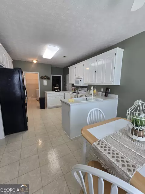 Kitchen - 248 Valley Way, Hampton, GA 30228 photo 9 of 9