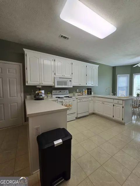 Kitchen - 248 Valley Way, Hampton, GA 30228 photo 3 of 9