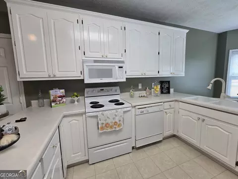Kitchen - 248 Valley Way, Hampton, GA 30228 photo 8 of 9