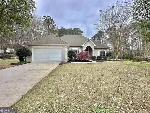40 Woodlake Dr, Newnan, GA 30265