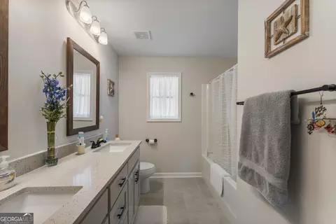 Bath - 205 Millwood Ct, Lagrange, GA 30241 photo 4 of 4