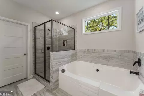 Bath - 205 Millwood Ct, Lagrange, GA 30241 photo 2 of 4