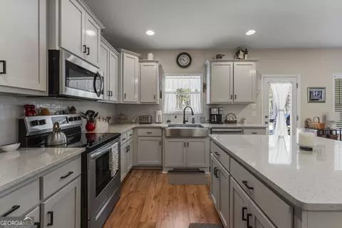 Kitchen - 205 Millwood Ct, Lagrange, GA 30241 photo 2 of 2
