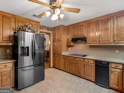 Kitchen - 143 Hamlin Rd, Jackson, GA 30233 photo 4 of 5