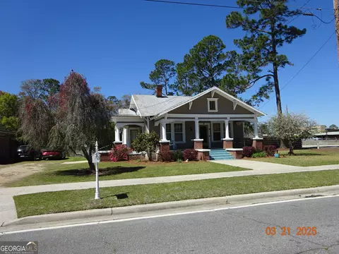 3 S Spring St, Claxton, GA 30417
