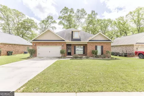 409 Hunts Landing Dr, Kathleen, GA 31047