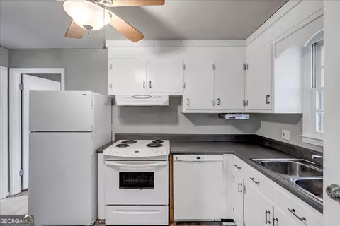 Kitchen - 2875 Estates Rd, Macon, GA 31216 photo 3 of 3