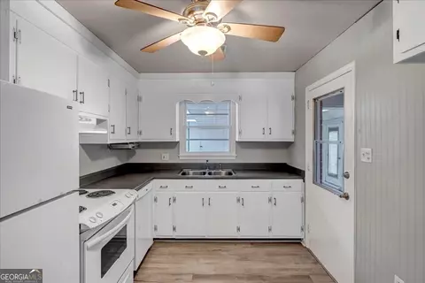 Kitchen - 2875 Estates Rd, Macon, GA 31216 photo 2 of 3