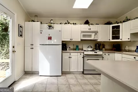 Kitchen - 1102 Yonah Lake Rd, Toccoa, GA 30577 photo 2 of 3