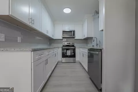 Kitchen - 306 Juniper Rd, Warner Robins, GA 31093 photo 7 of 7