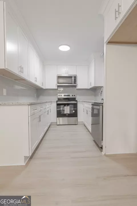 Kitchen - 306 Juniper Rd, Warner Robins, GA 31093 photo 6 of 7