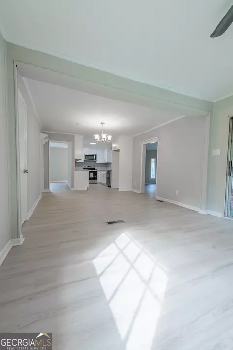 Living - 306 Juniper Rd, Warner Robins, GA 31093 photo 5 of 8