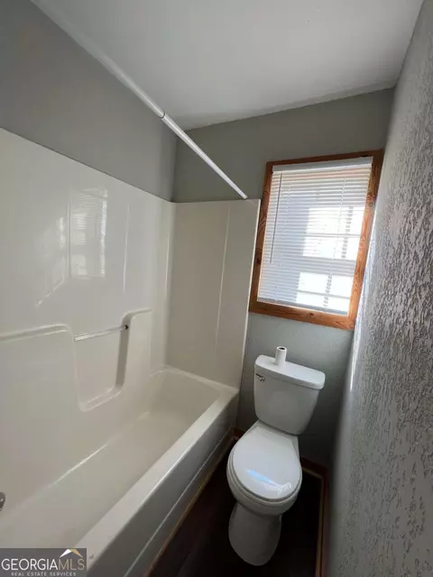 Bath - 726 Robertson Loop Rd, Clarkesville, GA 30523 photo 3 of 3