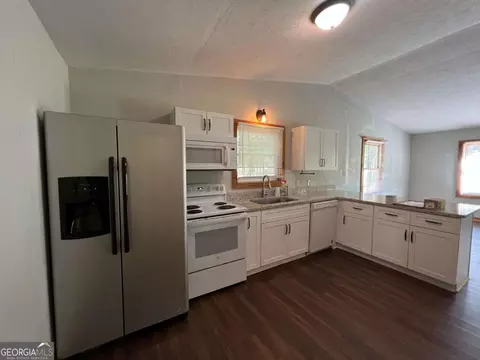 Kitchen - 726 Robertson Loop Rd, Clarkesville, GA 30523 photo 1 of 2